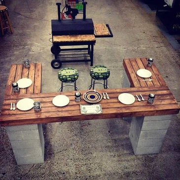 Hermosa mesa de madera soportada en patas creadas con bloques estructurales