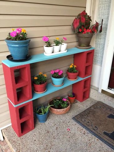 Mueble para materas creado con bloques lisos estructurales de color rojo